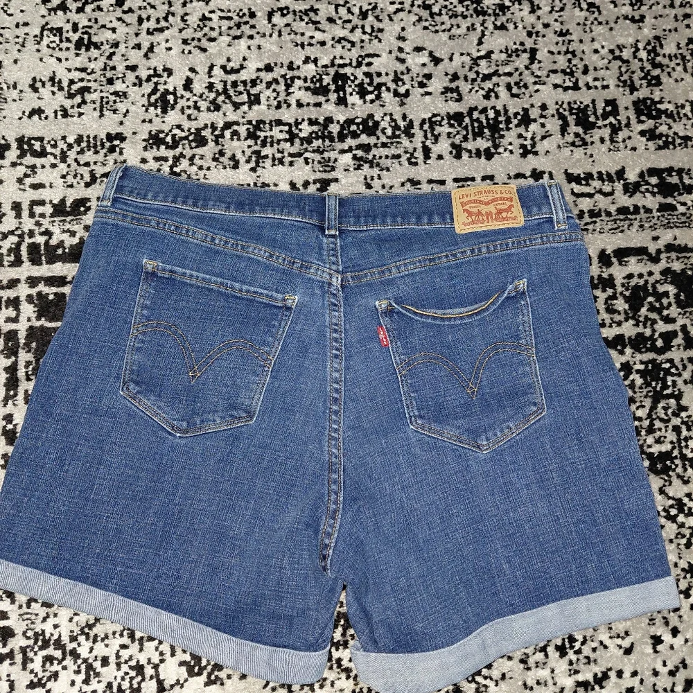 Levi’s Classic Blue Denim Shorts Size 31 High Rise Mom Shorts Mid Length